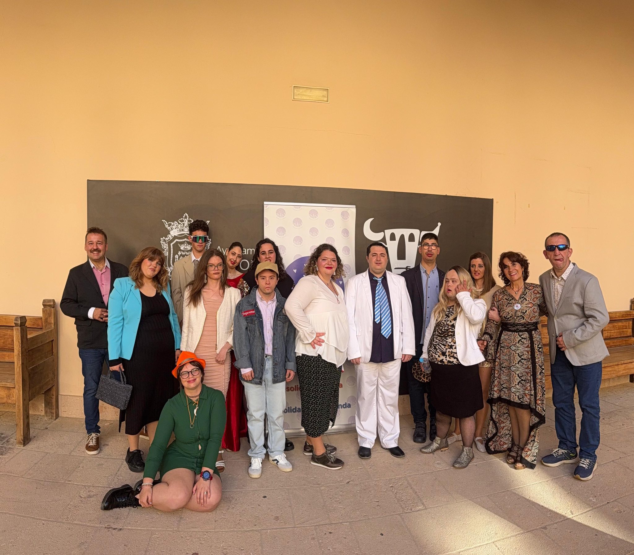 Participantes de la Asociación Centro de Dinamización Iruá durante el Pase de Moda Solidario celebrado el 25 de abril de 2026.